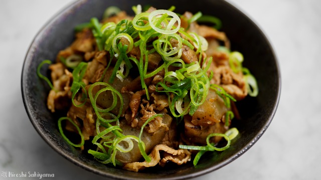 牛肉・こんにゃく・ごぼうの味噌煮込み、アップ