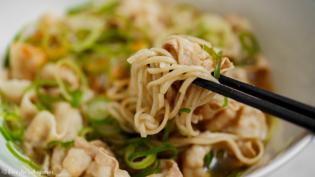 肉お蕎麦、箸ですくった