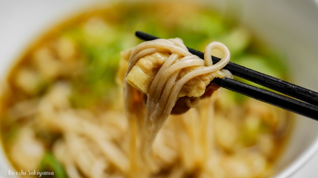 肉カレー蕎麦、箸で持ち上げた