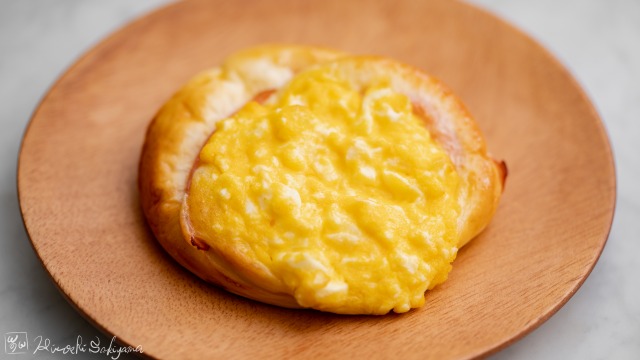 たまごサラダとハムの惣菜パン