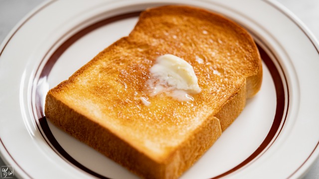 トーストしてバターをのせた