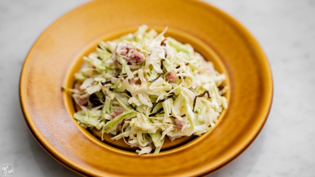 コンビーフと塩昆布のコールスローサラダ