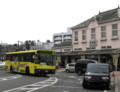 [折尾駅][ギラヴァンツ号][北九州市営バス]市営バス・ギラバンツ号と折尾駅2010.04.18