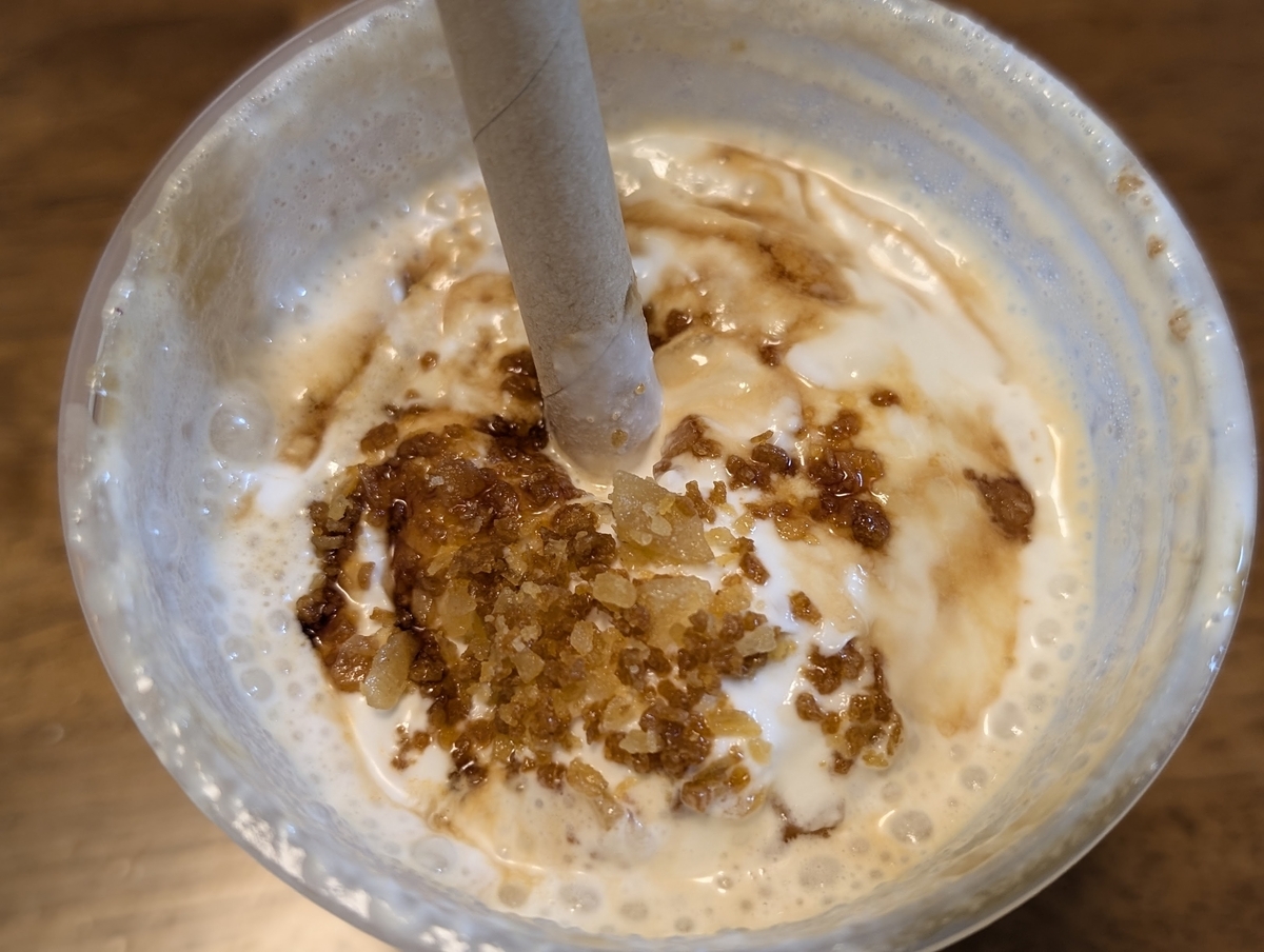 焦がしカラメルとカヌレの焼き芋フラペチーノ