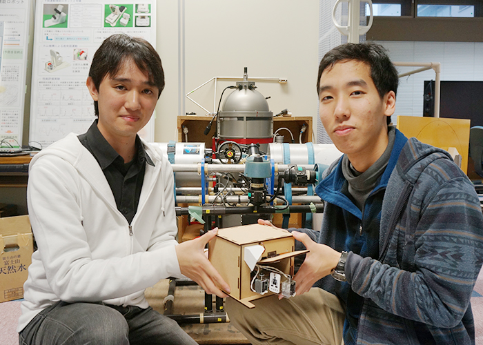 後ろにあるのは水中ロボット。河島さんの研究室のもの。