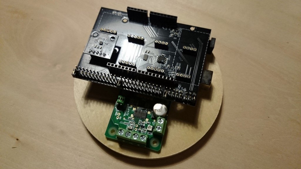 写真3 台座の上に載せるArduino・地磁気センサなどのパーツ