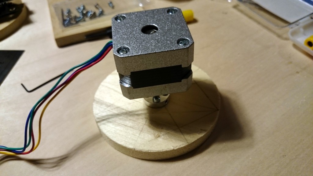 写真2 ベースとなるステッピングモーター