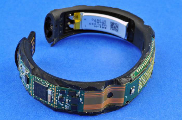 図1：ナイキ活動量計Nike+ FuelBand SE WM0110-003の内部：Flexible Circuit Technologies社製フレキシブル基板