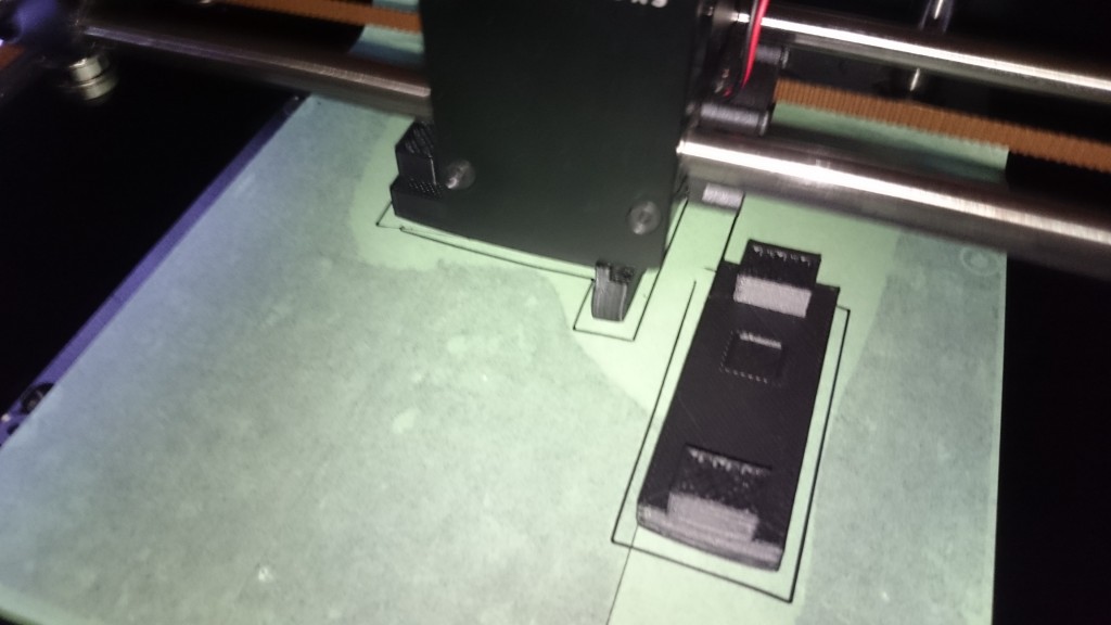 3Dプリンターで出力中