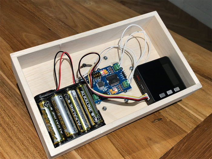 前編の記事で使った回路を取り付ければ… (電源はアルカリ乾電池8本になりました)