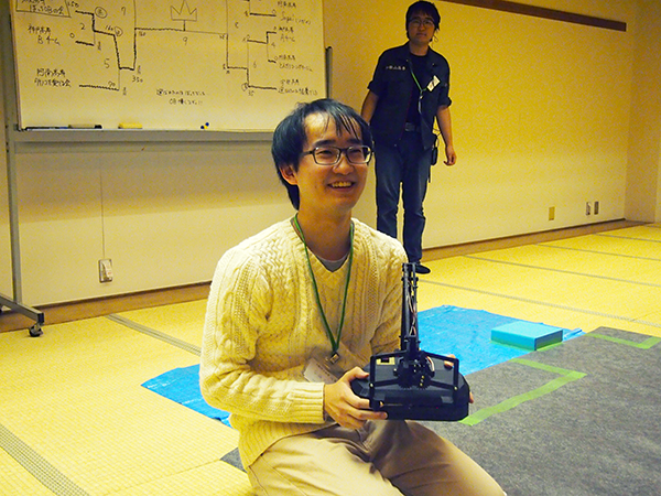 優勝者として祝福を受ける、府大高専「ぼっちOBの会」の安藤太一先生。