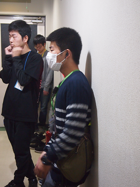 廊下から様子を見守りつつ、状況確認しているプレゼン担当幹事の西村祐輝さん(岐阜高専)。