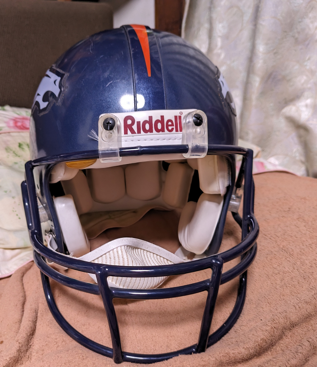 Riddell製ブロンコスのヘルメット - IkkimanFootball