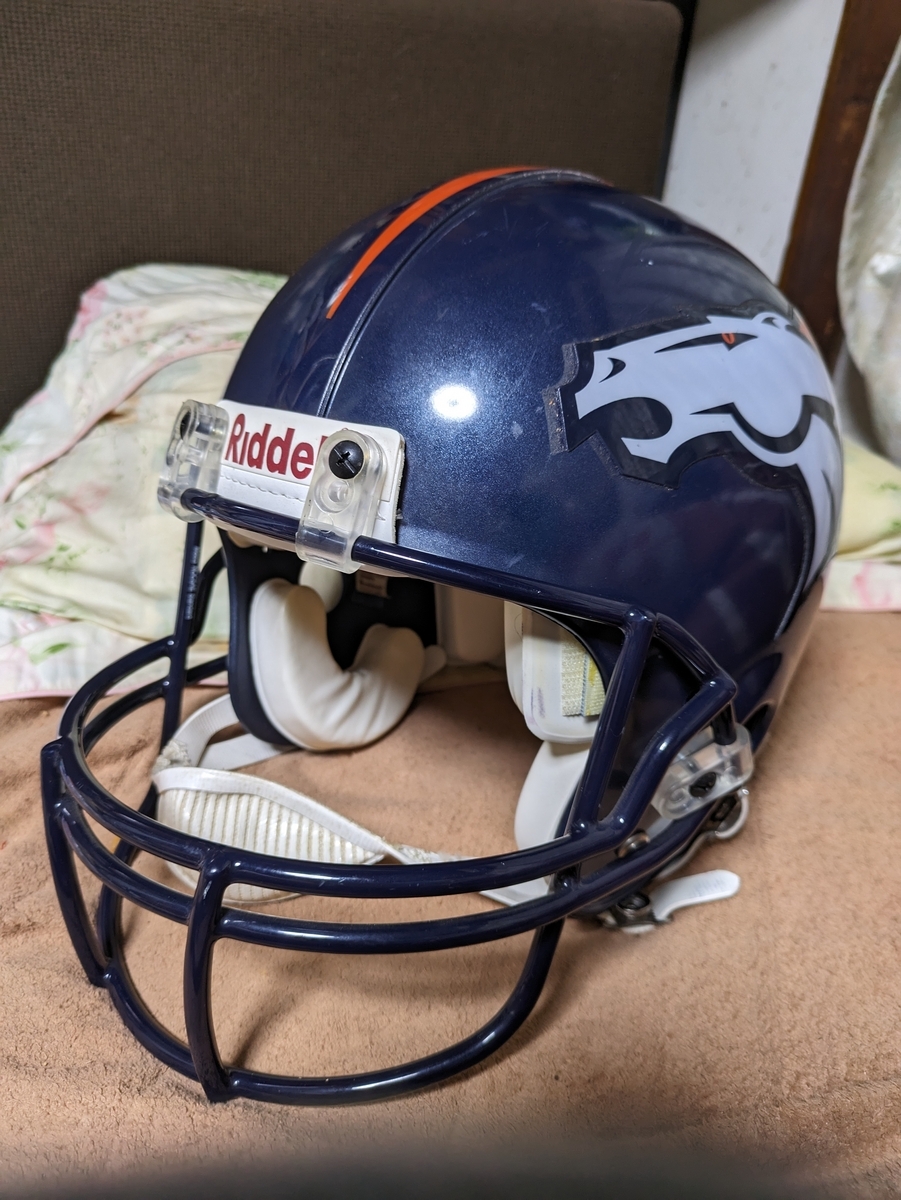 Riddell製ブロンコスのヘルメット - IkkimanFootball