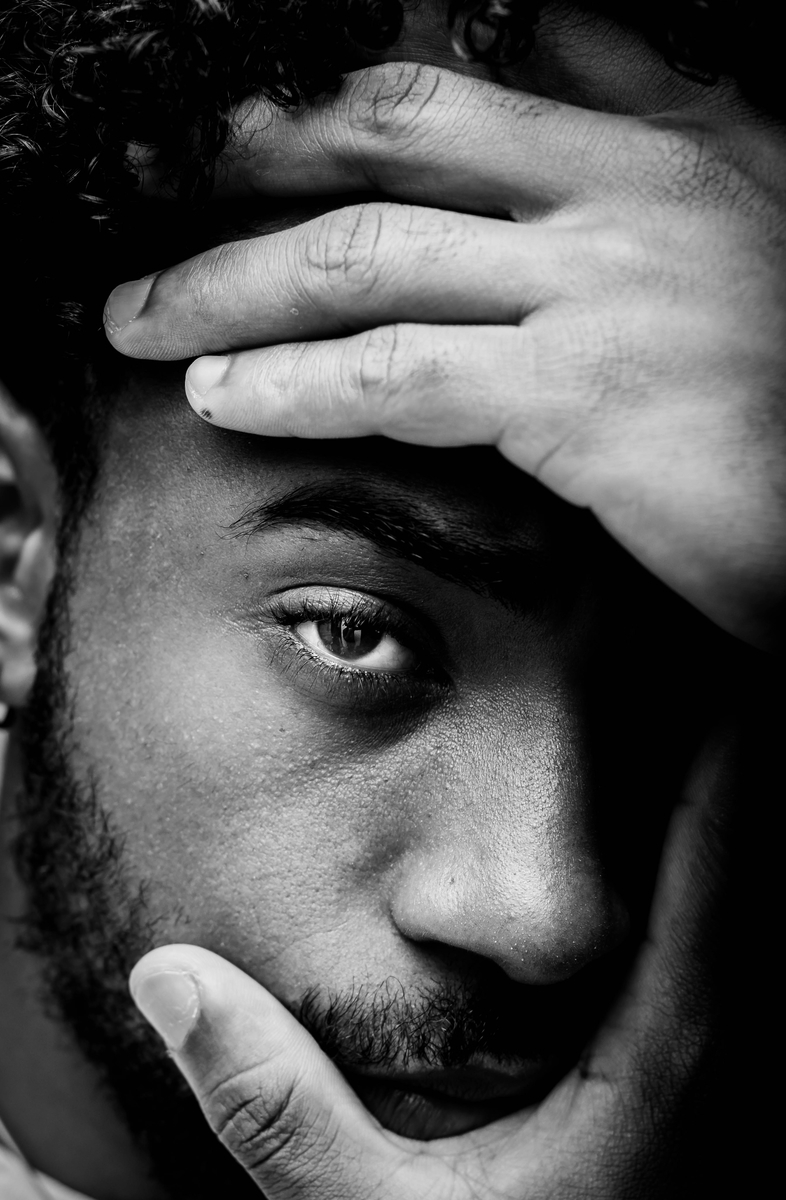 頭を抱える男性(Photo by Wallace Chuck from Pexels)