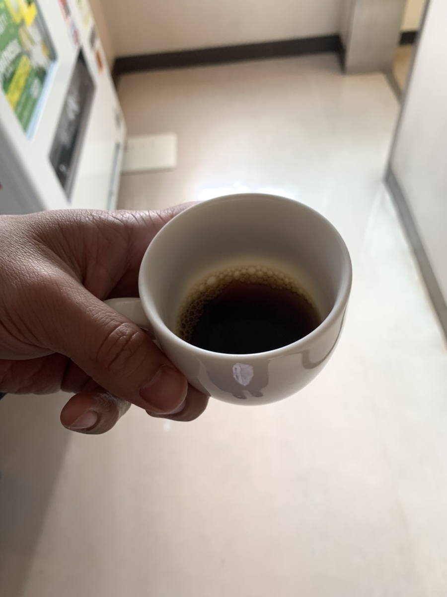 コーヒーをぐびっと飲む図