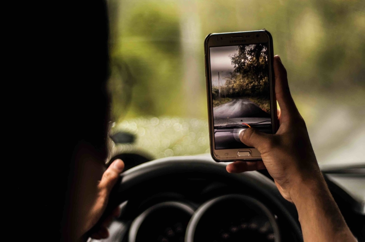 【ナビ・イヤホンもNG?】ながら運転の罰則強化を解説 (Photo by Marlon Lara on Unsplash)