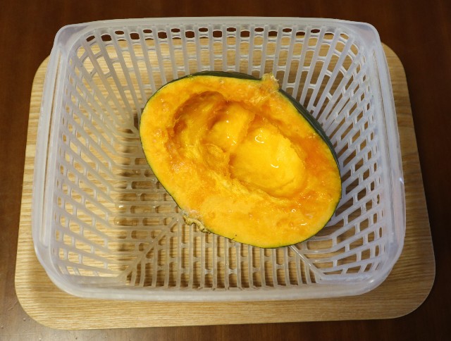 蒸す前の、かごに入ったかぼちゃ