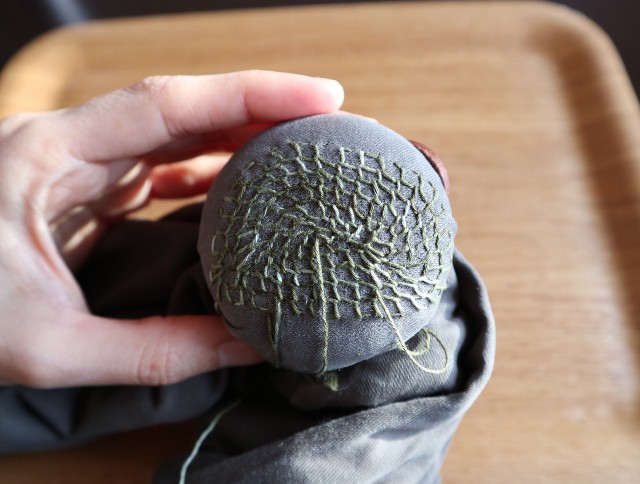 綿ズボンを刺し子用糸でダーニングした写真