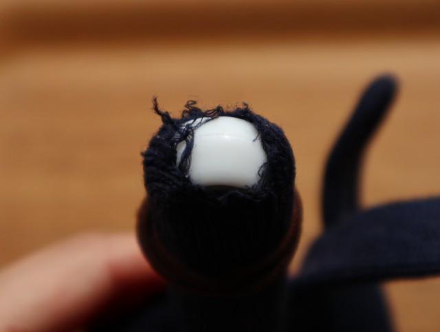 手袋人差し指の大きな穴の写真
