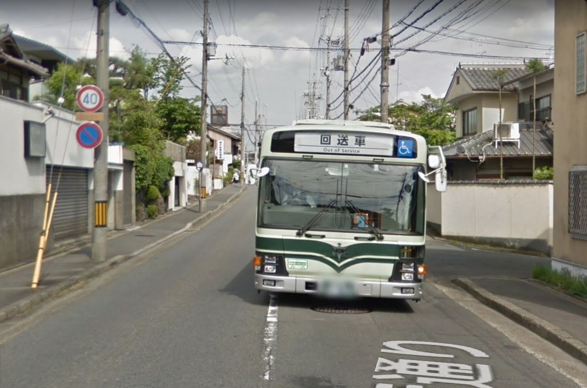 こんな狭い片道一車線の道路に路線バス 京都市バス 西日本jrバス と立命館大学のシャトルバスがたくさん走る 人生 あせらず楽しもう こんな狭い片道一車線の道路に路線バス 京都市バス 西日本jrバス と立命館大学のシャトルバスがたくさん走る 人生 あせらず楽しもう