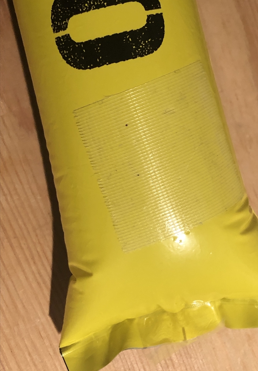 その場にあった養生テープで修理したスティックバルーン