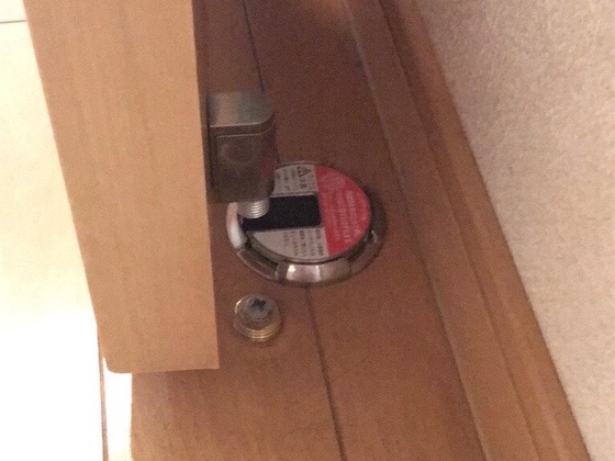 脱衣場に取り付けたカワジュンのドアキャッチャー