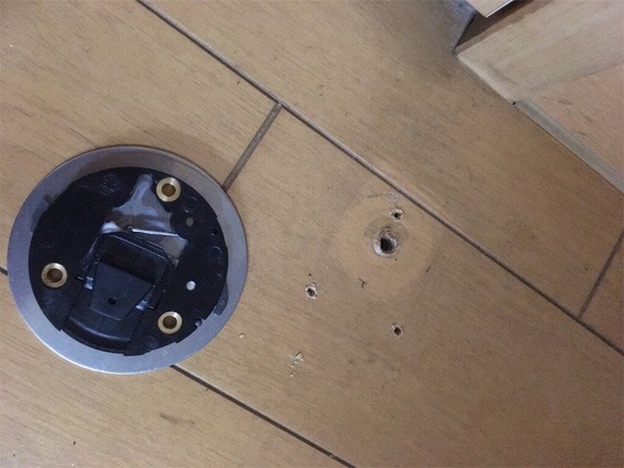 ドアキャッチャー交換中の写真