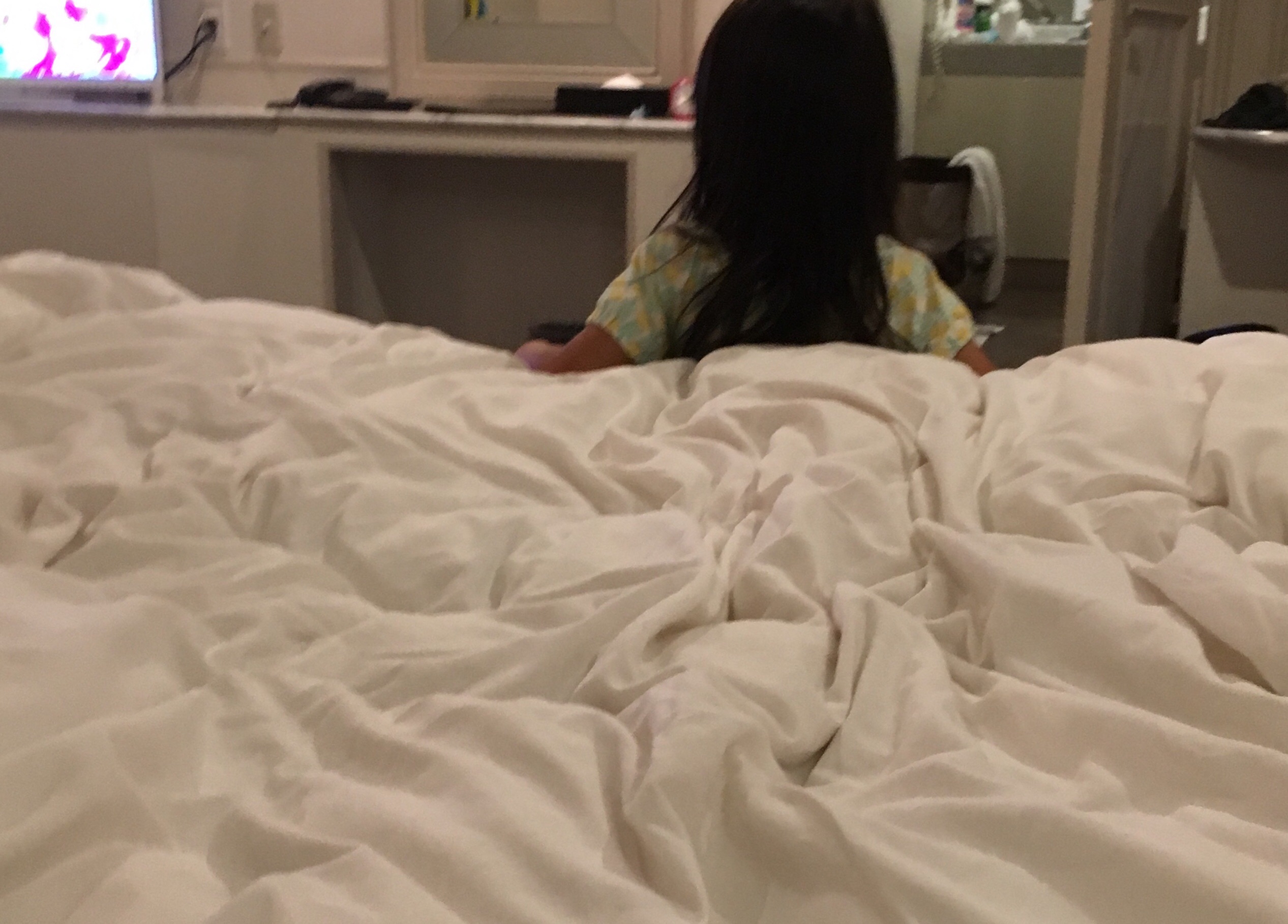 ホテルでテレビを観る娘