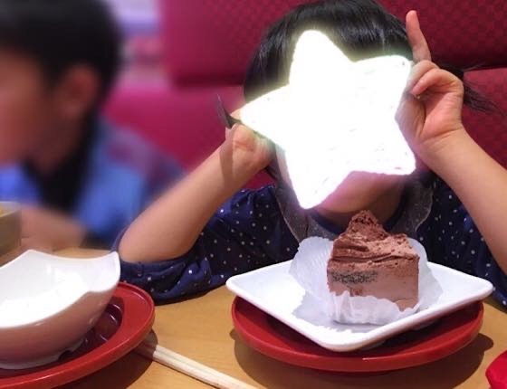 お寿司を食べてご機嫌の娘