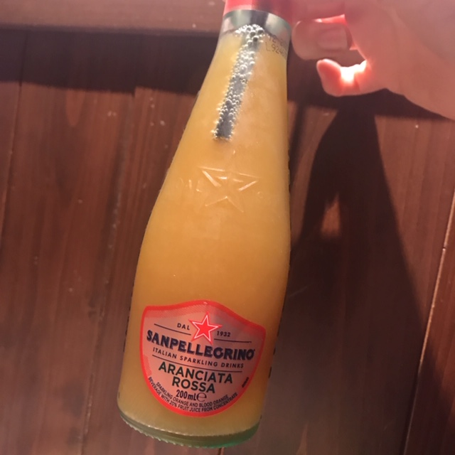 炭酸のブラッドオレンジジュース