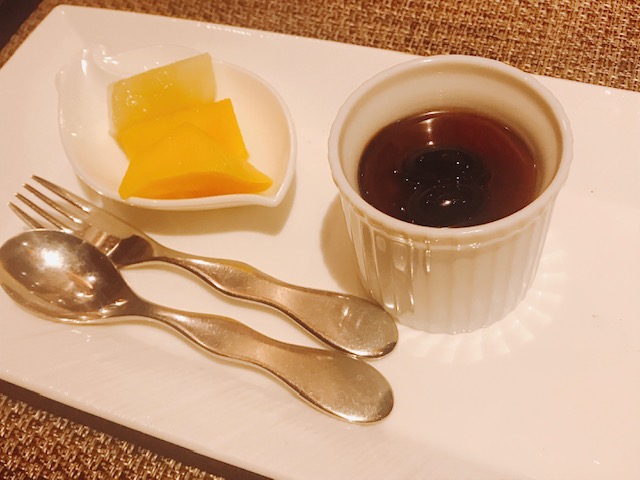 デザートと共に食後のコーヒーも