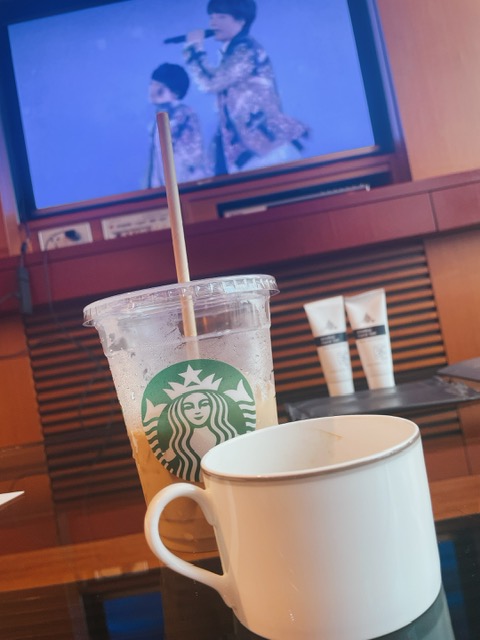 食後のアイスチャイティーラテとお部屋のコーヒー
