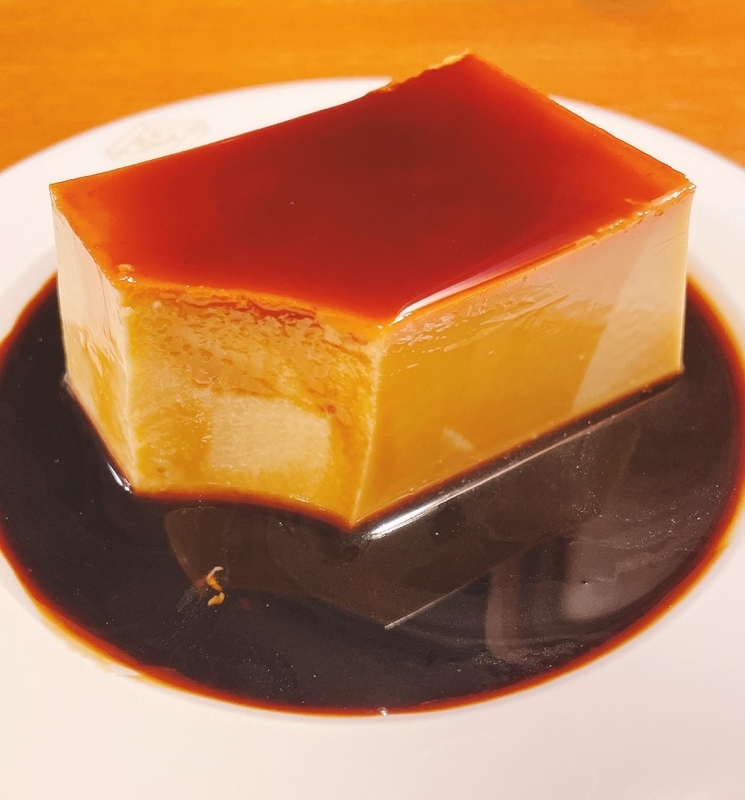 Depot「懐かしのほろ苦プリン」一口分すくった姿