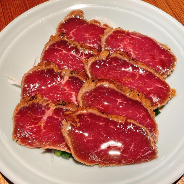 「羊と中華 ヤンボウ」ラムのたたき