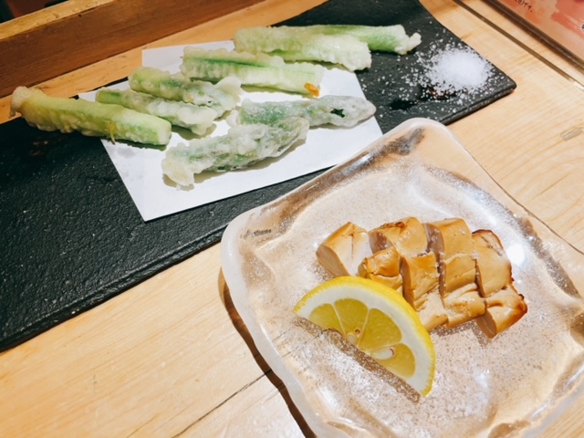 「立喰い処 ちょこっと寿し」アスパラの天ぷらとまぐろの白子