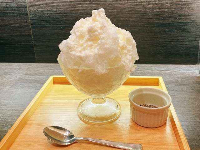 四代目大野屋氷室の「クリームチーズと黒胡椒」のかき氷