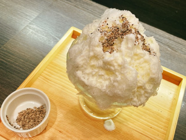 四代目大野屋氷室の「クリームチーズと黒胡椒」のかき氷