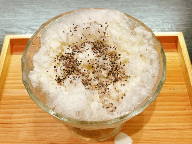 四代目大野屋氷室の「クリームチーズと黒胡椒」のかき氷