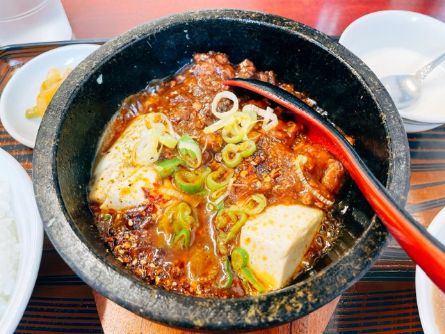 熱々の石焼麻婆豆腐