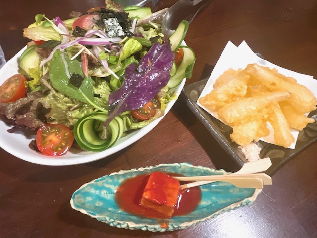 「じまんや」レタスとハンダマのサラダ、島らっきょうの天ぷら、豆腐よう