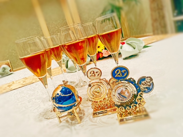 乾杯のドリンクと持参した東京ディズニーシーの20周年っぽいもの