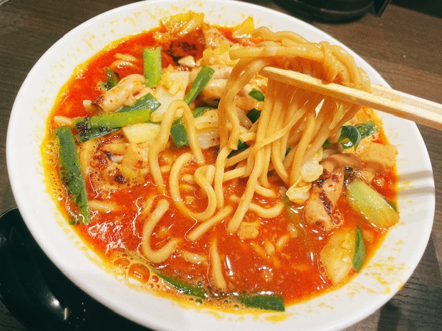 「俺式 純」旨辛ホルモン味噌ラーメンを箸上げ