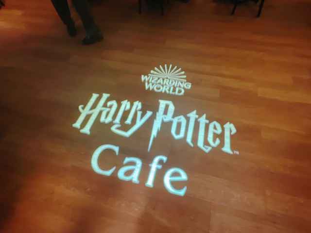 「Harry Potter Cafe」店内入口のロゴライト