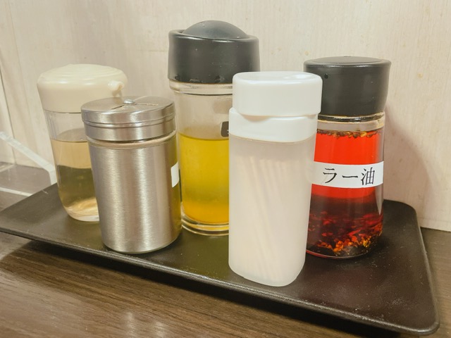 「石林」卓上の調味料たち