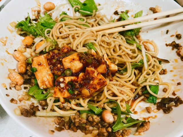 「石林」汁なし担々麺に麻婆豆腐をオン！