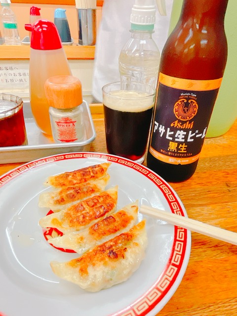 「亀戸餃子 本店」１皿目と黒ビール