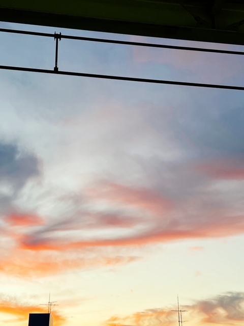 京急蒲田のホームから見えた早朝の空
