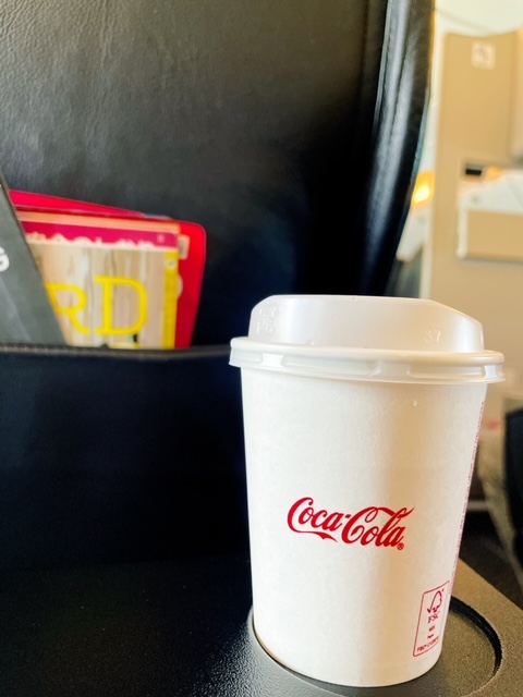 機内ではコンソメスープを