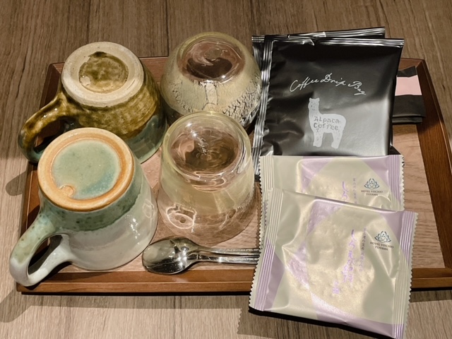 「ホテルヴィスキオ富山」スーペリアツインプラスの茶器とお茶菓子